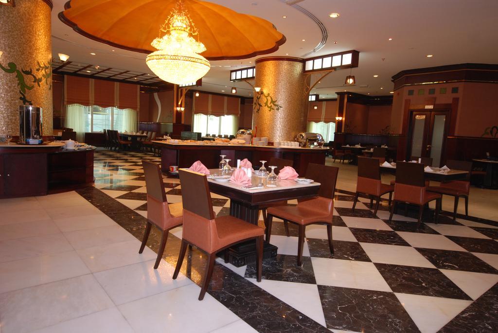 Al Bustan Tower Hotel Suites Schardscha Exterior foto