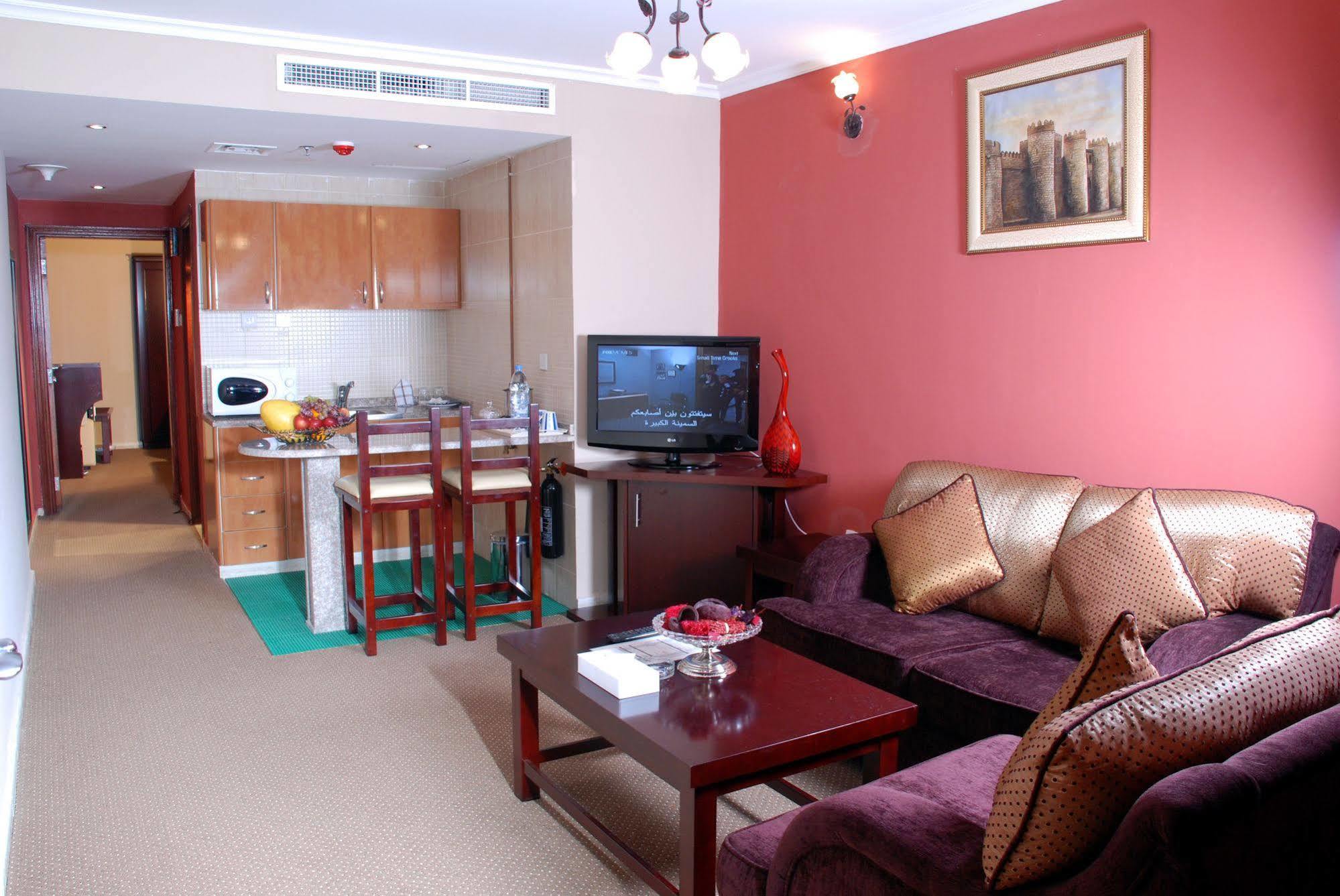 Al Bustan Tower Hotel Suites Schardscha Exterior foto
