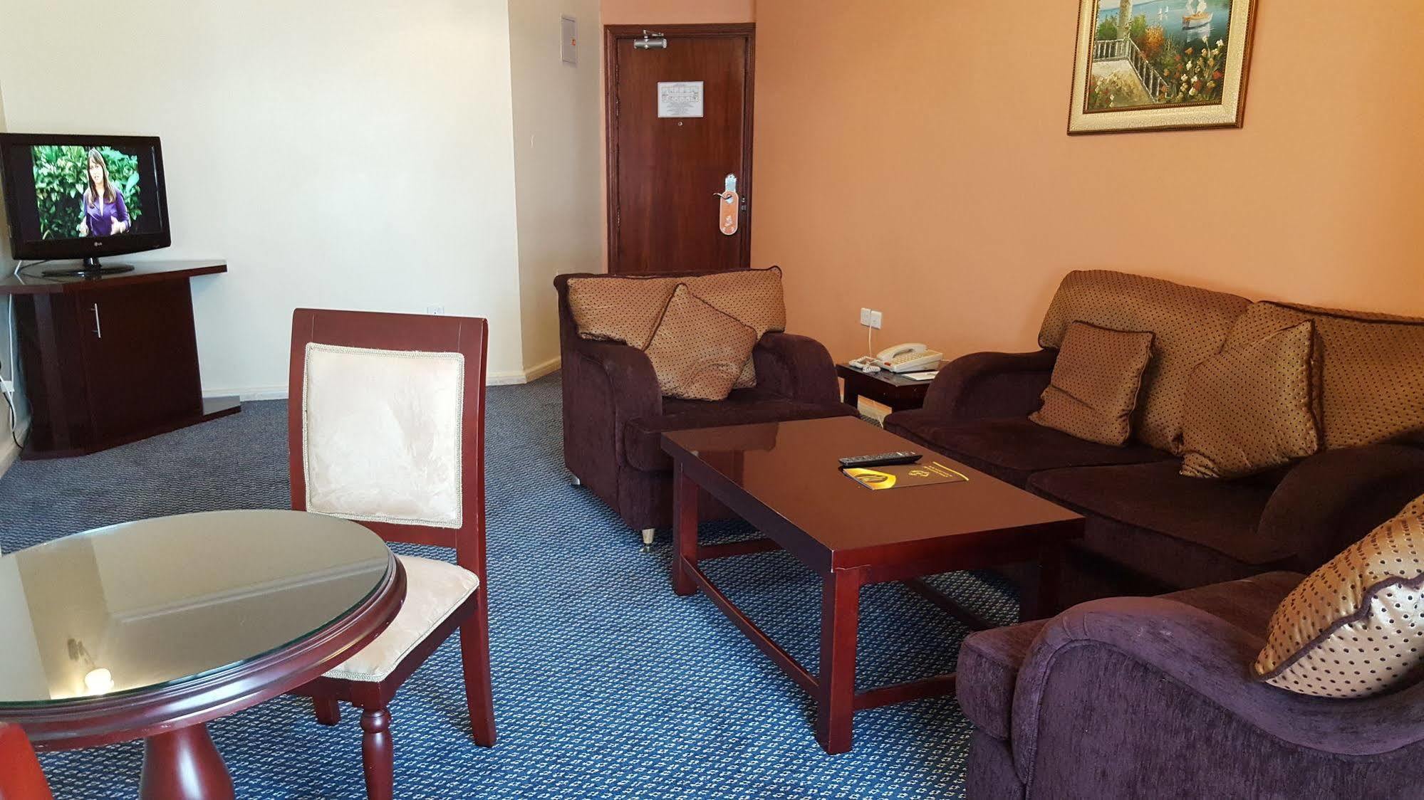 Al Bustan Tower Hotel Suites Schardscha Exterior foto