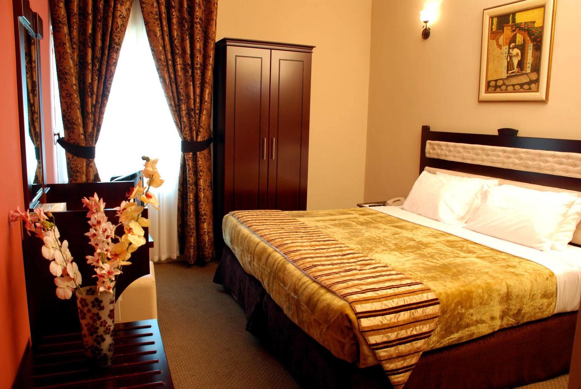 Al Bustan Tower Hotel Suites Schardscha Exterior foto