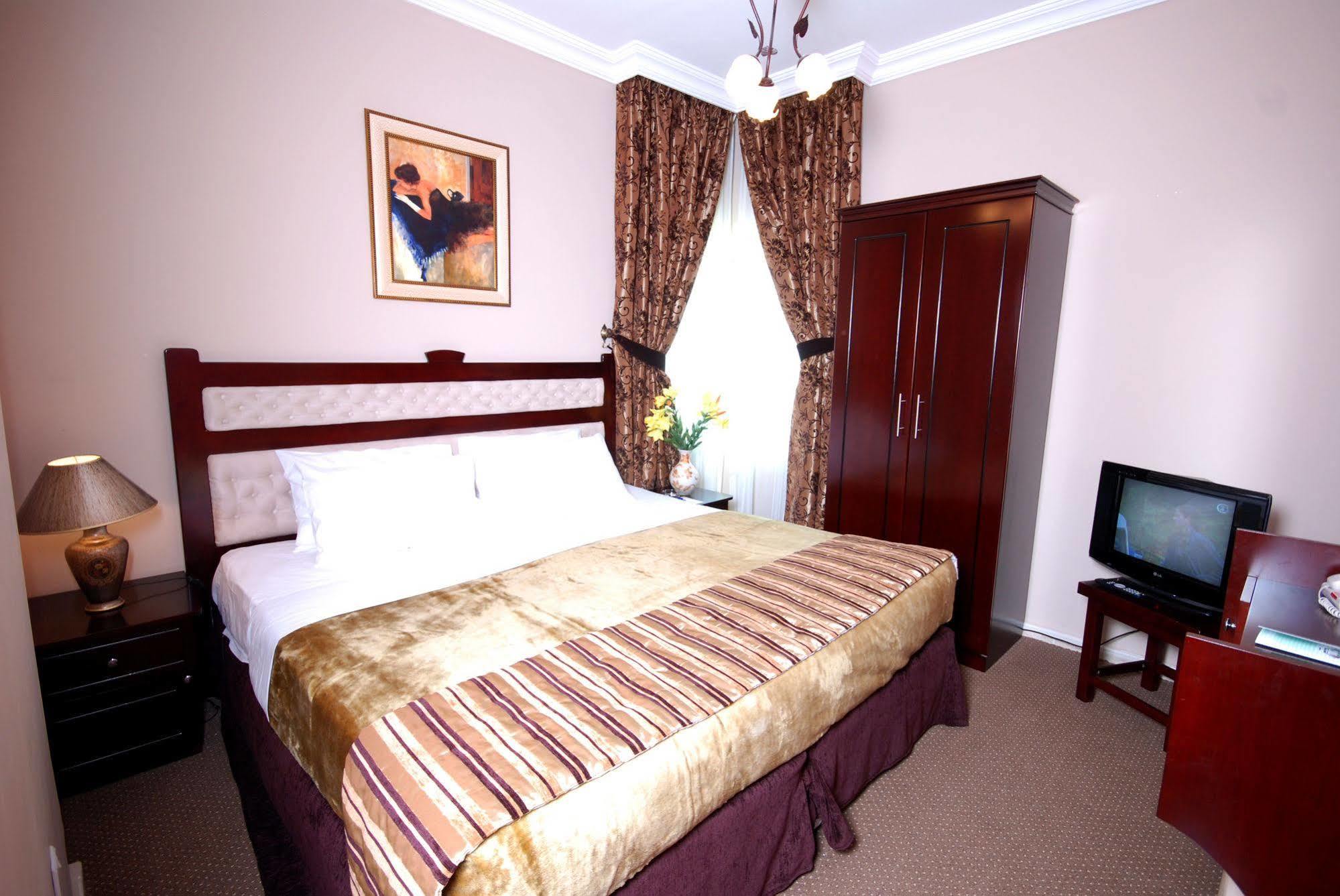 Al Bustan Tower Hotel Suites Schardscha Exterior foto
