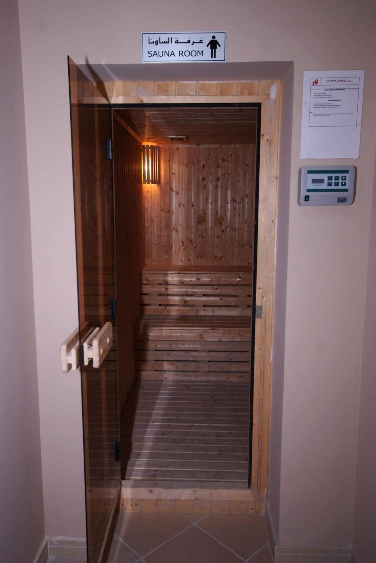 Al Bustan Tower Hotel Suites Schardscha Exterior foto