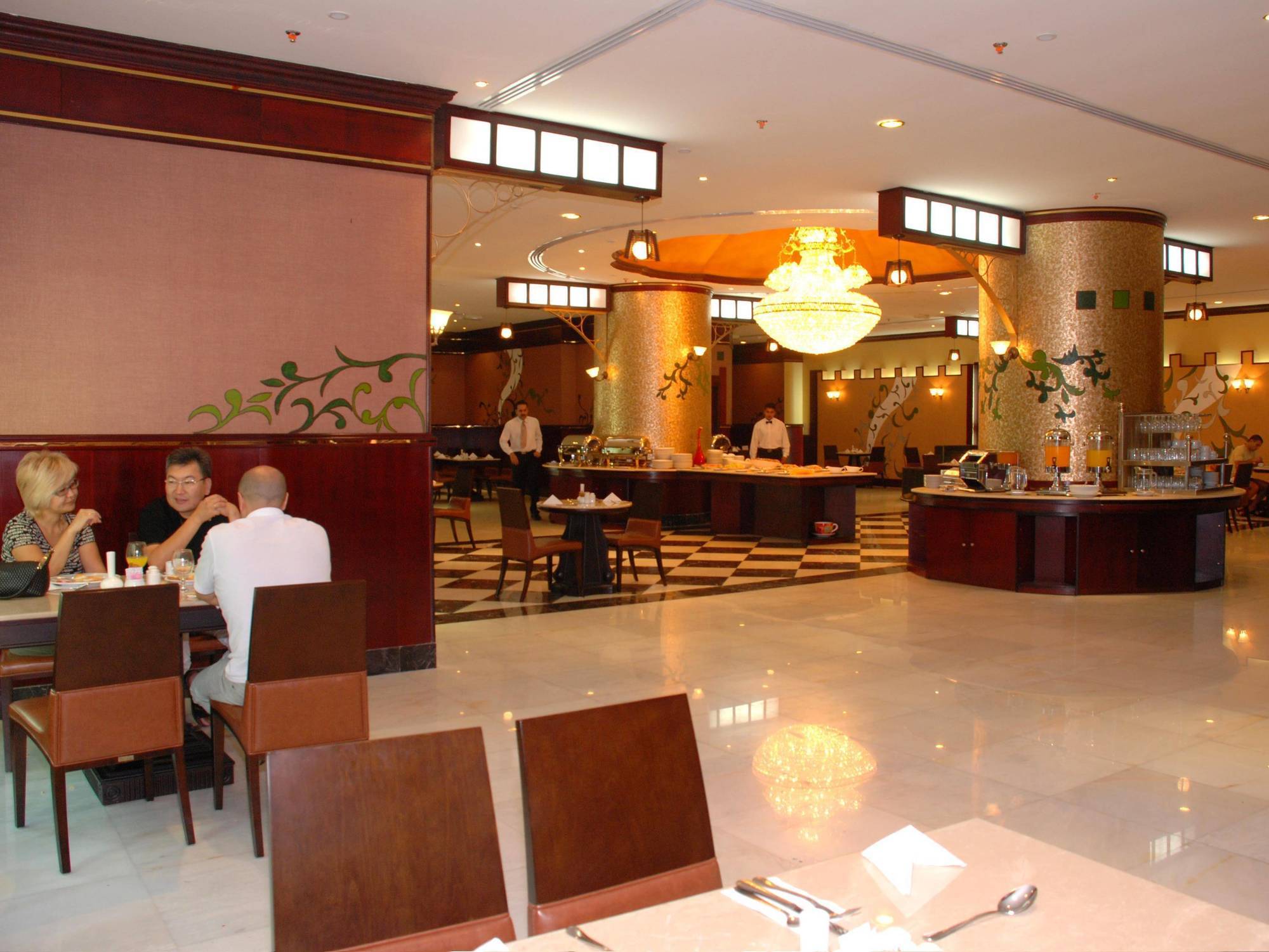 Al Bustan Tower Hotel Suites Schardscha Exterior foto